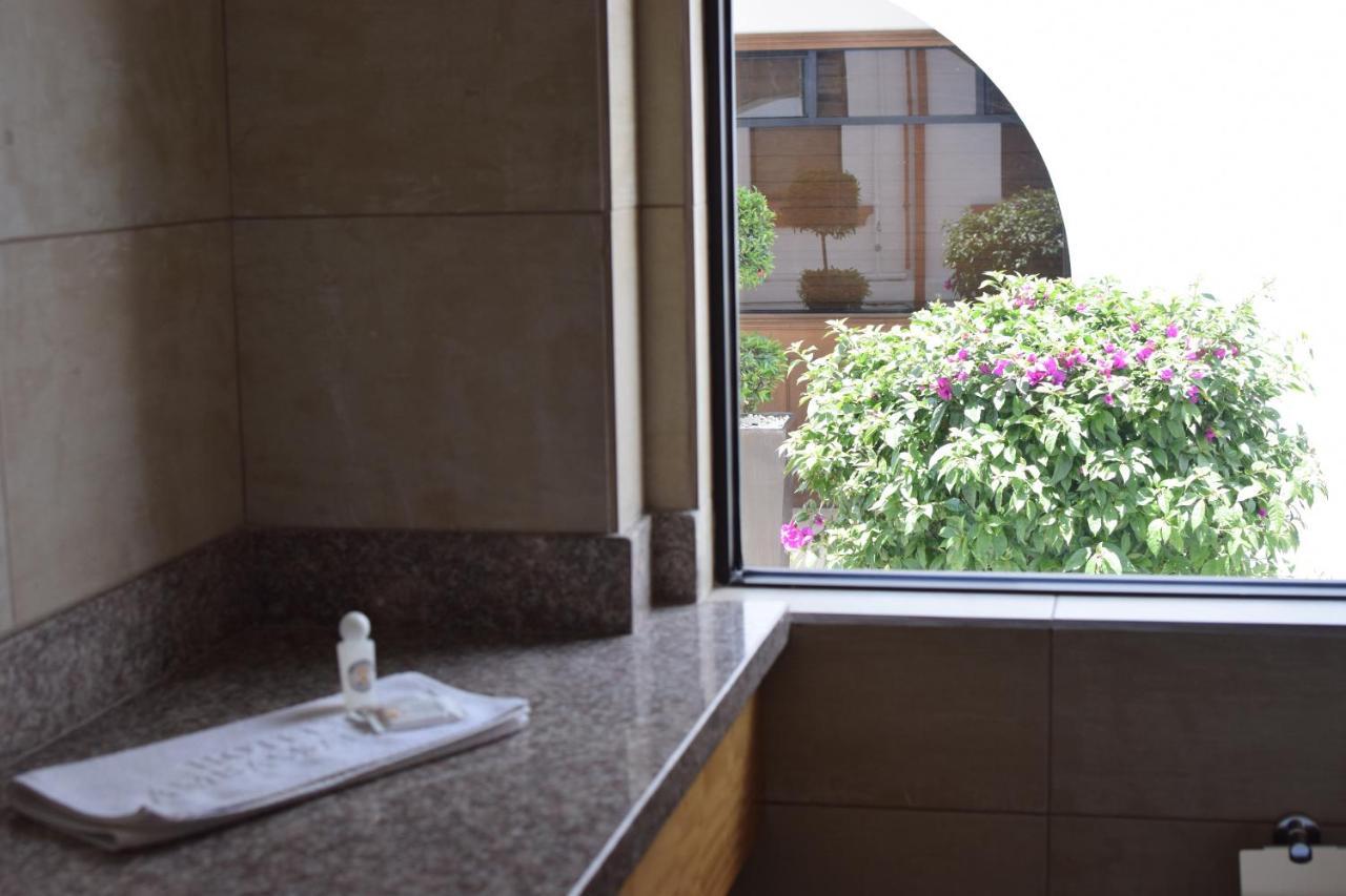 Hotel Ambassador Quito Extérieur photo